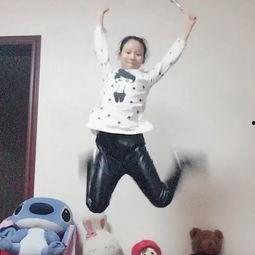 吃瓜网笨蛋小妮双人舞,笨蛋小妮双人舞,萌动全场!