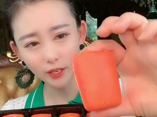 农村美女吃网红瓜,趣味横生的生活瞬间