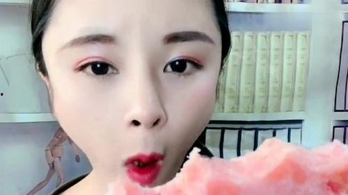 农村美女吃网红瓜,趣味横生的生活瞬间