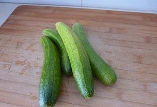 男女合作的网红吃瓜