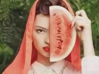 网红吃瓜姿势图片,揭秘网络红人的“瓜田”生活